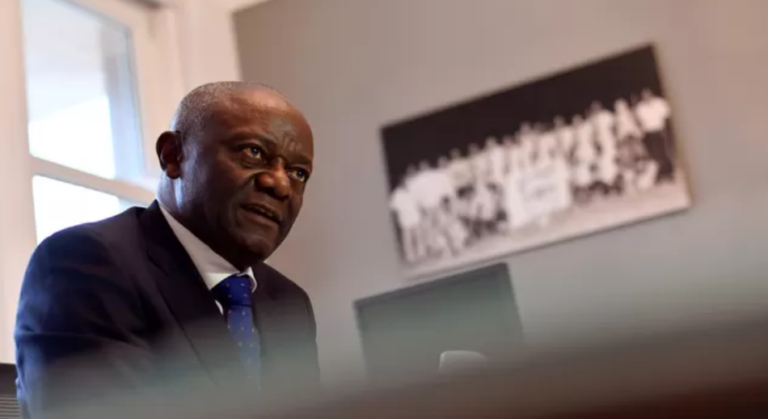 Pierre Kompany visé par des messages racistes: le cdH porte plainte, trois Belges interpellés en RDC