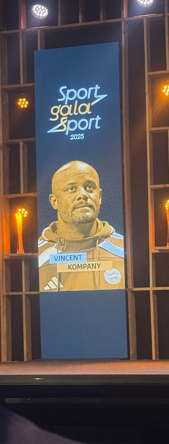 Lors du Gala du Sport organisé à Schelle, Vincent figurait parmi les lauréats 🏆
Il ajoute une nouvelle ligne à son parcours en étant élu Coach de l’année 👏⚽️