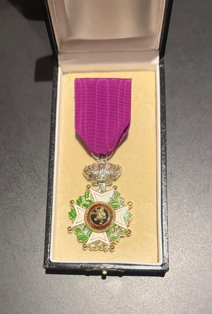 🎖️ En rangeant mes affaires, je suis retombé sur cette médaille de l’Ordre de Léopold.