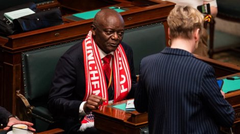Quand le père de Kompany arrive au Parlement belge avec une écharpe du Bayern