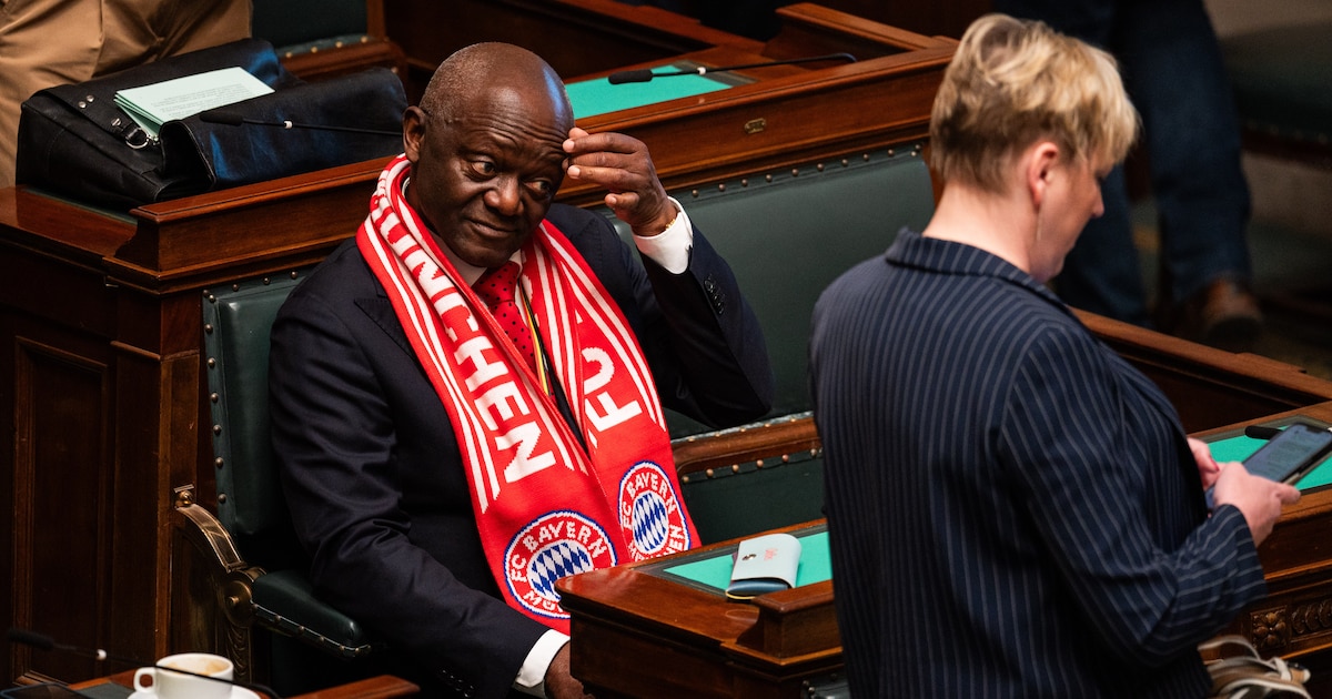 La fierté de Pierre Kompany pour son fils : le papa de Vince the Prince a porté une écharpe du Bayern Munich après la qualification en Champions League