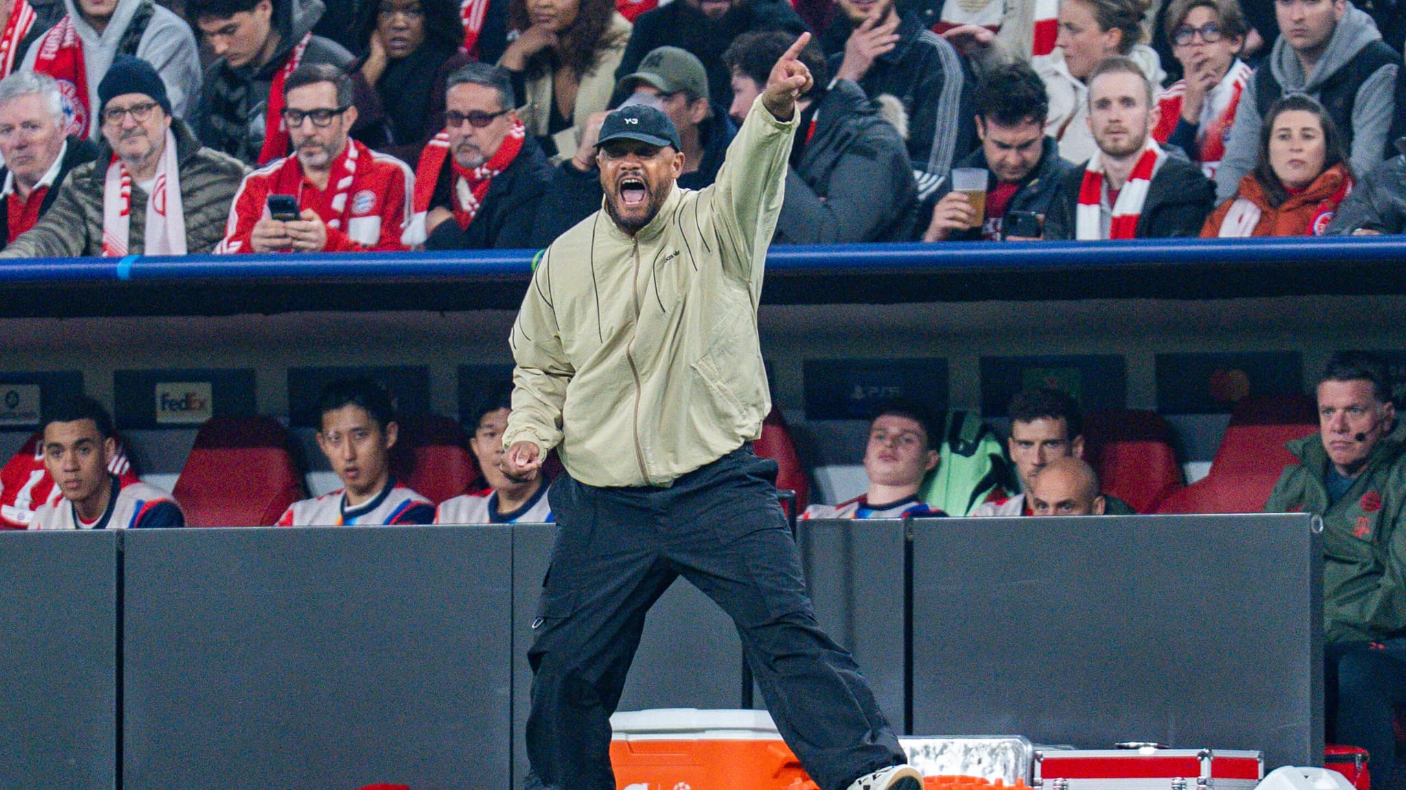 Bayern-Real: député en Belgique, le père de Vincent Kompany débarque avec une écharpe du club au Parlement