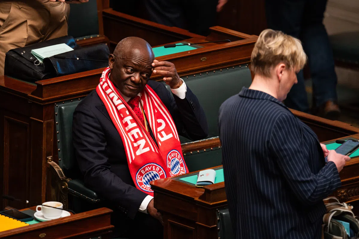 Trotse papa Kompany (77) verschijnt met Bayern-sjaal in Belgisch parlement