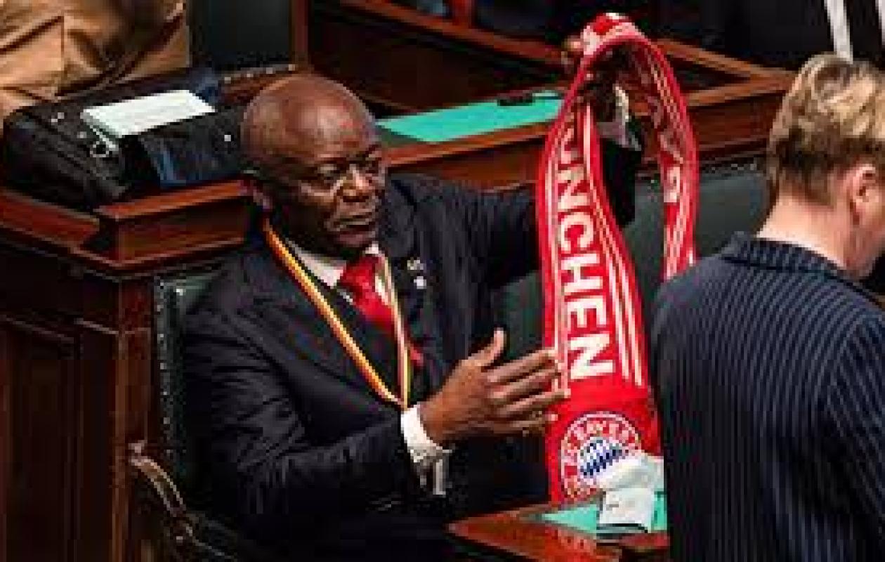 Bayern-Real: Belgian MP Vincent Kompany&rsquo;s father arrives at Parliament wearing a Bayern Munich scarf